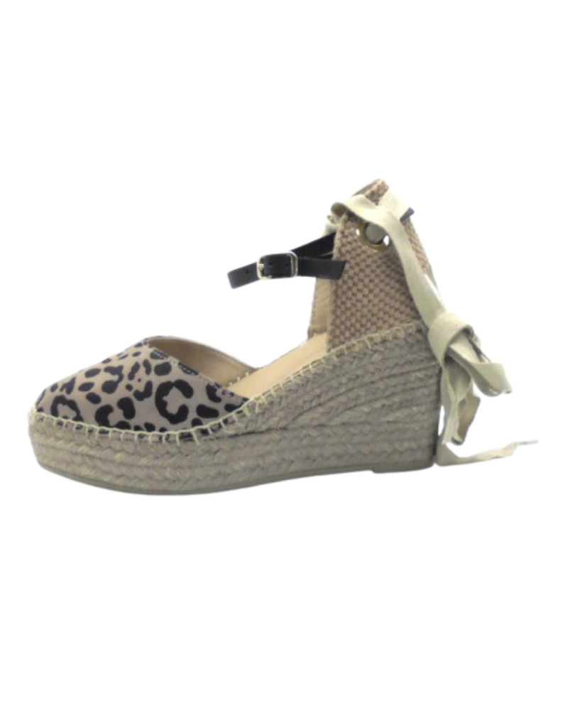 Sandalia esparto de tela de cuña media con la puntera cerrada