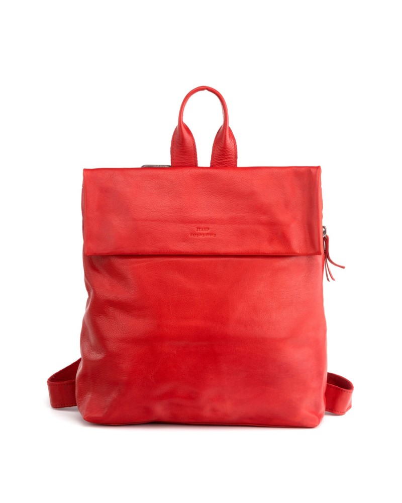 Mochila de piel color rojo con dos cremalleras en la espalda,  una mochila antirobo, ya que lleva los bolsillos principales pega