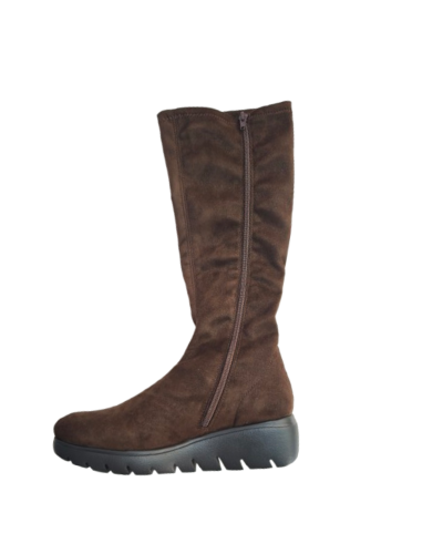 Bota de señora Duit sand con cuña media elástica y adaptable a tu pierna, si quieres una bota cómoda para todo el invierno esta