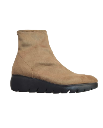 Botín de señora Duit sand con cuña media elástica y adaptable a tu pierna, si quieres una bota cómoda para todo el invierno esta